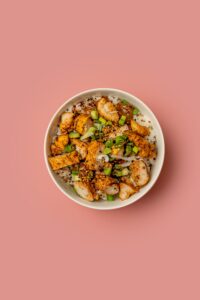 Image poké bowl poulet crousty