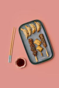 Image assortiment gyoza, brochettes sans poisson cru