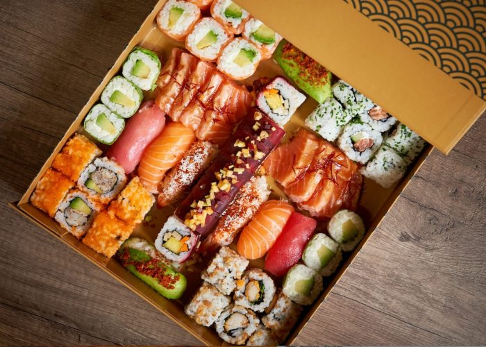 plateau boxe partager sushi rolls livraison